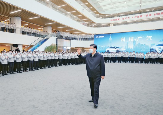2023年4月10日至13日，中共中央總書記、國家主席、中央軍委主席習(xí)近平在廣東考察。這是12日下午，習(xí)近平在廣汽研究院向職工們揮手致意。 新華社記者 鞠鵬/攝